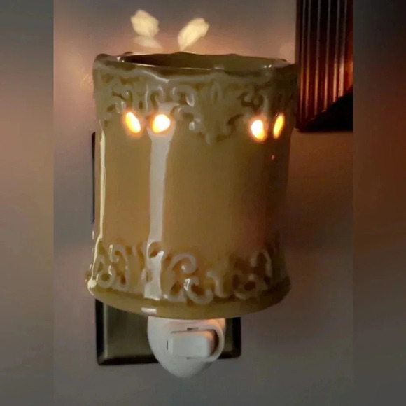 Scentsy Bundle Plug In Fragrance Wax Warmer, 1 Bulb NWT, 1 Wax Bar - Picture 2 of 2